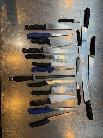 Ca. 10 stk. Kokkeknive og strygestål