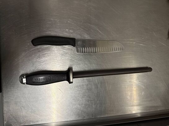 Ca. 10 stk. Kokkeknive og strygestål