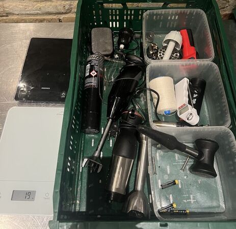 Kasse med blandet køkkenudstyr, stavblændere, vægte mv.