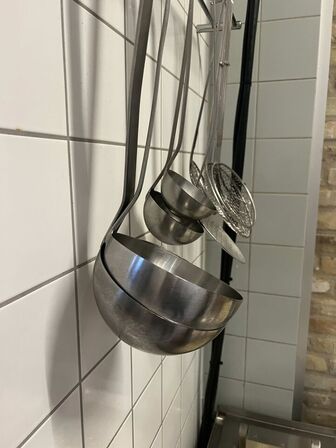 Ca. 30 stk blandede køkkenredskaber (reolen medfølger ikke)