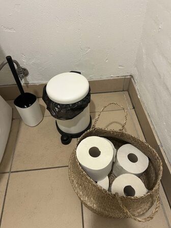 7 stk. Sæt til toiletter (kurv, spand og børste)