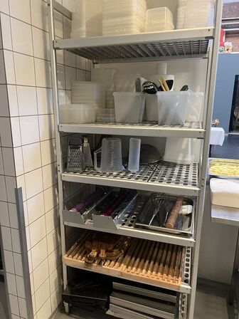 Ca. 30 stk blandede køkkenredskaber (reolen medfølger ikke)