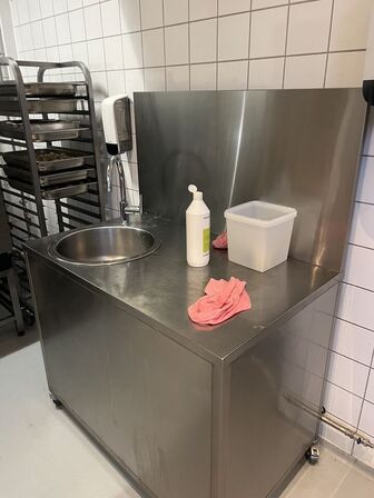 Stålbord med vask + armatur