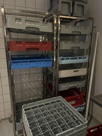 1 stk. Opvaskebakkevogn + 2 stikvogne til bakker (Bakker på billedet følger ikke med)