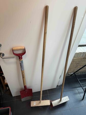 1 stk. spade og 2 stk. Koste