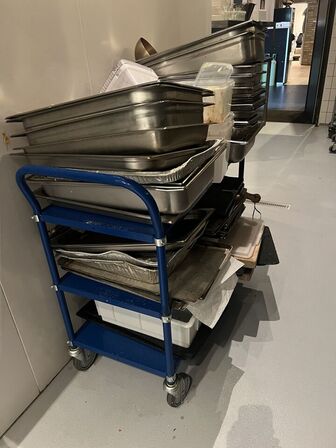 2 stk. Vogne i stål (uden indhold)