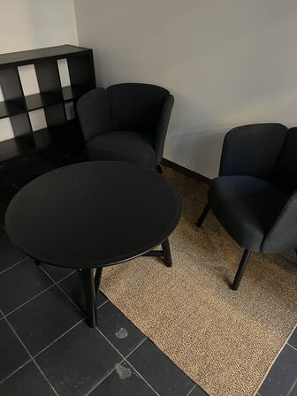 Loungesæt med 2 stole/bord/tæppe