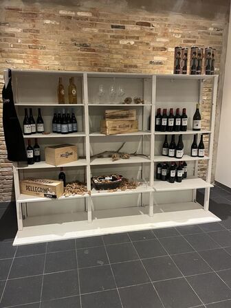 Reol (indholdet af reolen medfølger ikke)