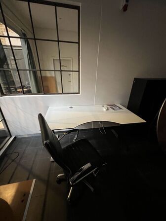 Skriveborde med kontorstole