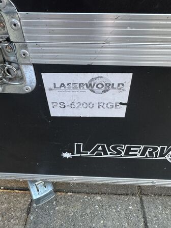 2 stk. Lasere LASERWORLD RS-5200 RGB inkl. flightcase