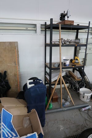 Reol m. indhold: lamper, radio mv.