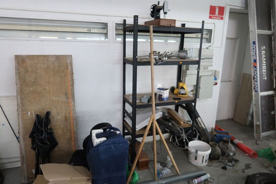 Reol m. indhold: lamper, radio mv.