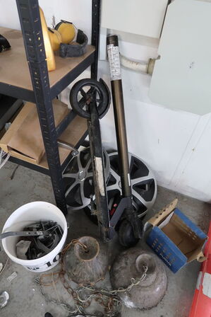 Reol m. indhold: lamper, radio mv.