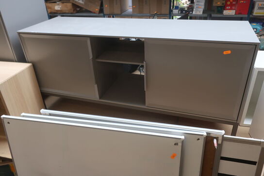 Skabe, spejl, stol, whiteboard m.m. 17 ting 