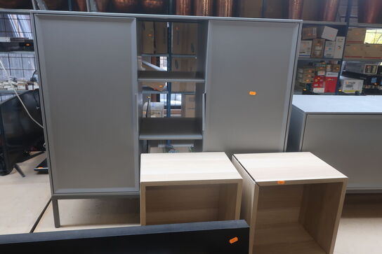 Skabe, spejl, stol, whiteboard m.m. 17 ting 