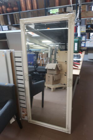 Skabe, spejl, stol, whiteboard m.m. 17 ting 