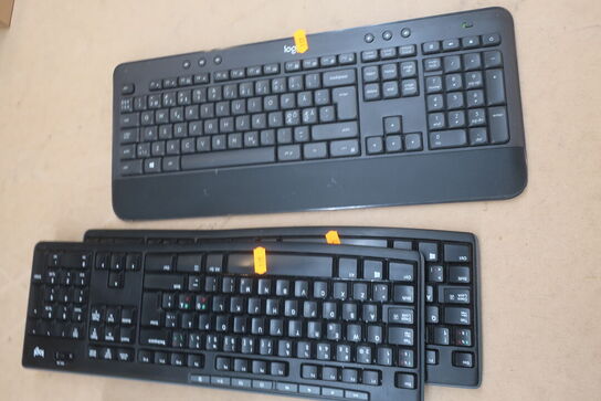 Hovedtelefoner, mus og tastatur