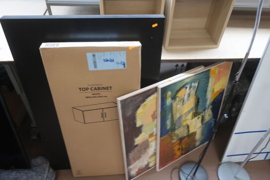Skabe, spejl, stol, whiteboard m.m. 17 ting 