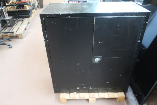 Skabe, spejl, stol, whiteboard m.m. 17 ting 