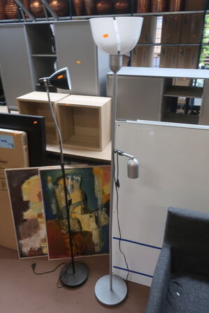 Skabe, spejl, stol, whiteboard m.m. 17 ting 