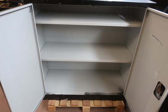 Skabe, spejl, stol, whiteboard m.m. 17 ting 