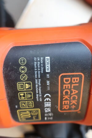 3 stk. havemaskiner BLACK & DECKER, pumpe og værktøjskasse