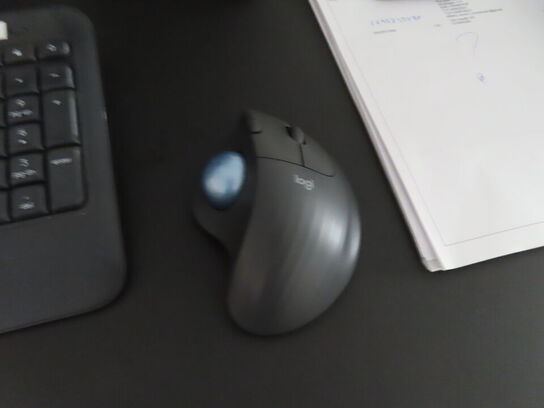 2 stk. Skærme, tastatur, mus, m.v.