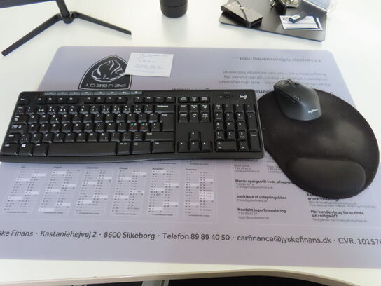 2 stk. Skærme, tastatur, mus, m.v.