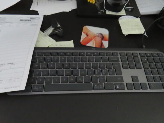 2 stk. Skærme, tastatur, mus, m.v.