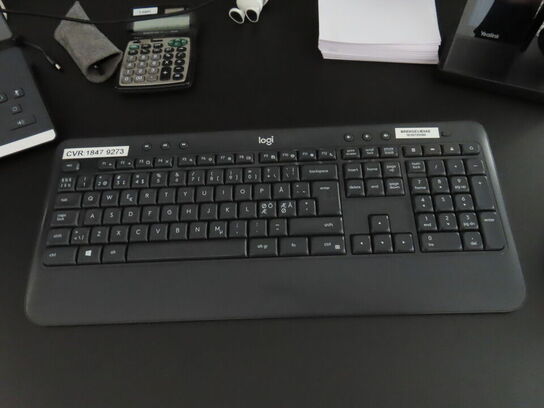 2 stk. Skærme, tastatur, mus, m.v.