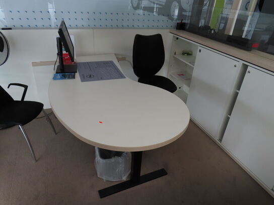 Skrivebord inkl. 2 stk. Stole, m.v.