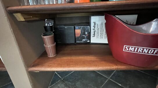 Tøm Indhold  I Bardisk: Glas, Tombola, Øl  Klokke m.m.