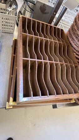 Blandet Lot På Bord:  Gryder, Pander, Kurve m.m.