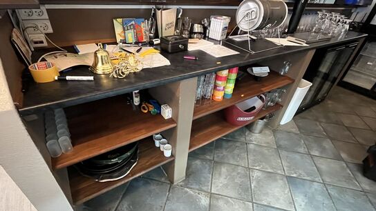 Tøm Indhold  I Bardisk: Glas, Tombola, Øl  Klokke m.m.