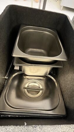 Blandet Lot: 4 Kasser Gastro-beholdere m.m.