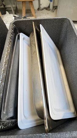 Blandet Lot: 4 Kasser Gastro-beholdere m.m.