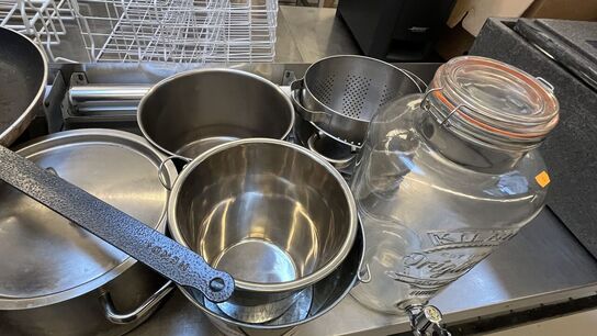 Blandet Lot På Bord:  Gryder, Pander, Kurve m.m.