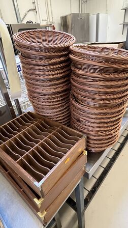 Blandet Lot På Bord:  Gryder, Pander, Kurve m.m.