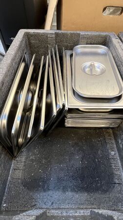 Blandet Lot: 4 Kasser Gastro-beholdere m.m.