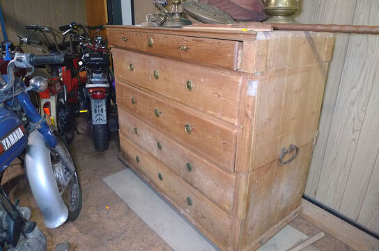 Kommode i træ ca. 110x55xH110cm