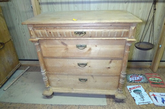 Kommode i træ ca. 80x60xH90cm