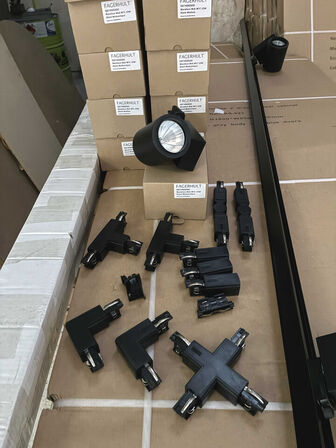 6 stk. 230V lysskinne 300cm sort m/12 stk. lamper + 13 dele monteringstilbehør