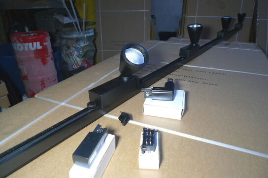 230V lysskinne 300cm sort m/4 stk. lamper + monteringstilbehør