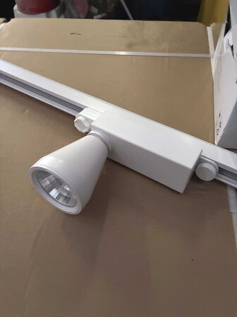 230V lysskinne 200cm hvid m/3 stk. lamper + start og slut montering