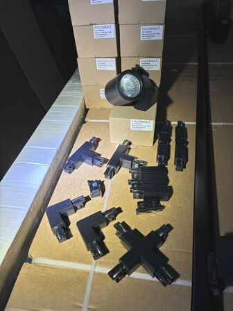 6 stk. 230V lysskinne 300cm sort m/12 stk. lamper + 13 dele monteringstilbehør