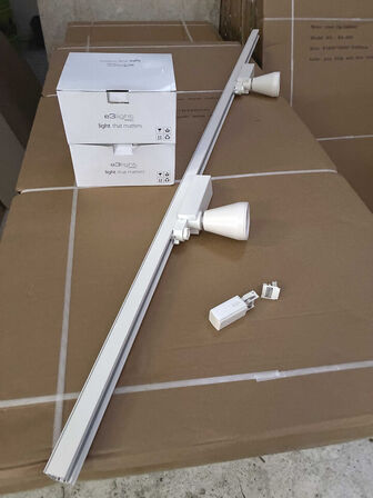 230V lysskinne 200cm hvid m/3 stk. lamper + start og slut montering