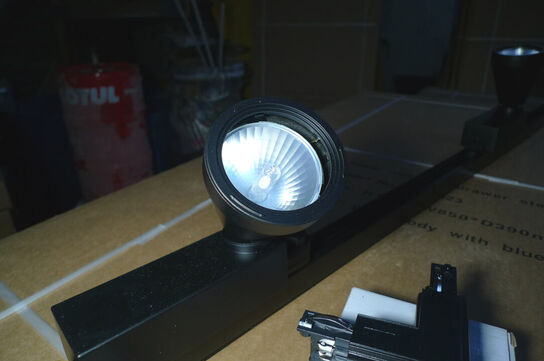 230V lysskinne 300cm sort m/4 stk. lamper + monteringstilbehør