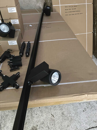 6 stk. 230V lysskinne 300cm sort m/12 stk. lamper + 13 dele monteringstilbehør