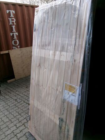 Udhusdør, venstre ud