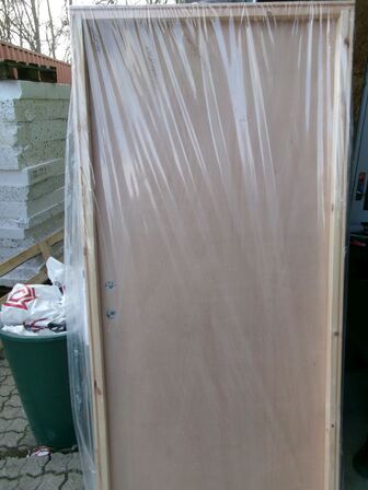 Udhusdør, venstre ud